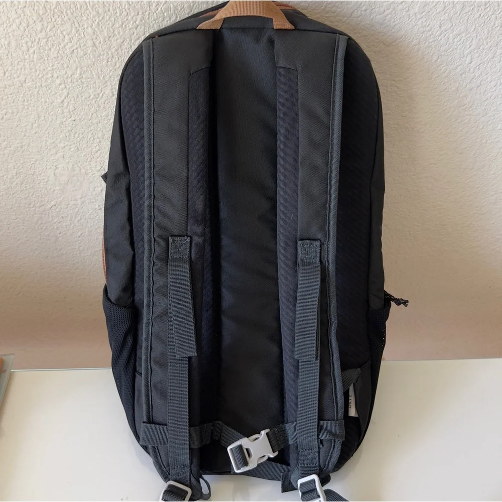 Quechua decathlon 20L hiking black back pack